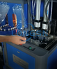Yarı Otomatik 2 Kavite sıcak dolum içecek pet şişe üflemeli kalıplama makinesi