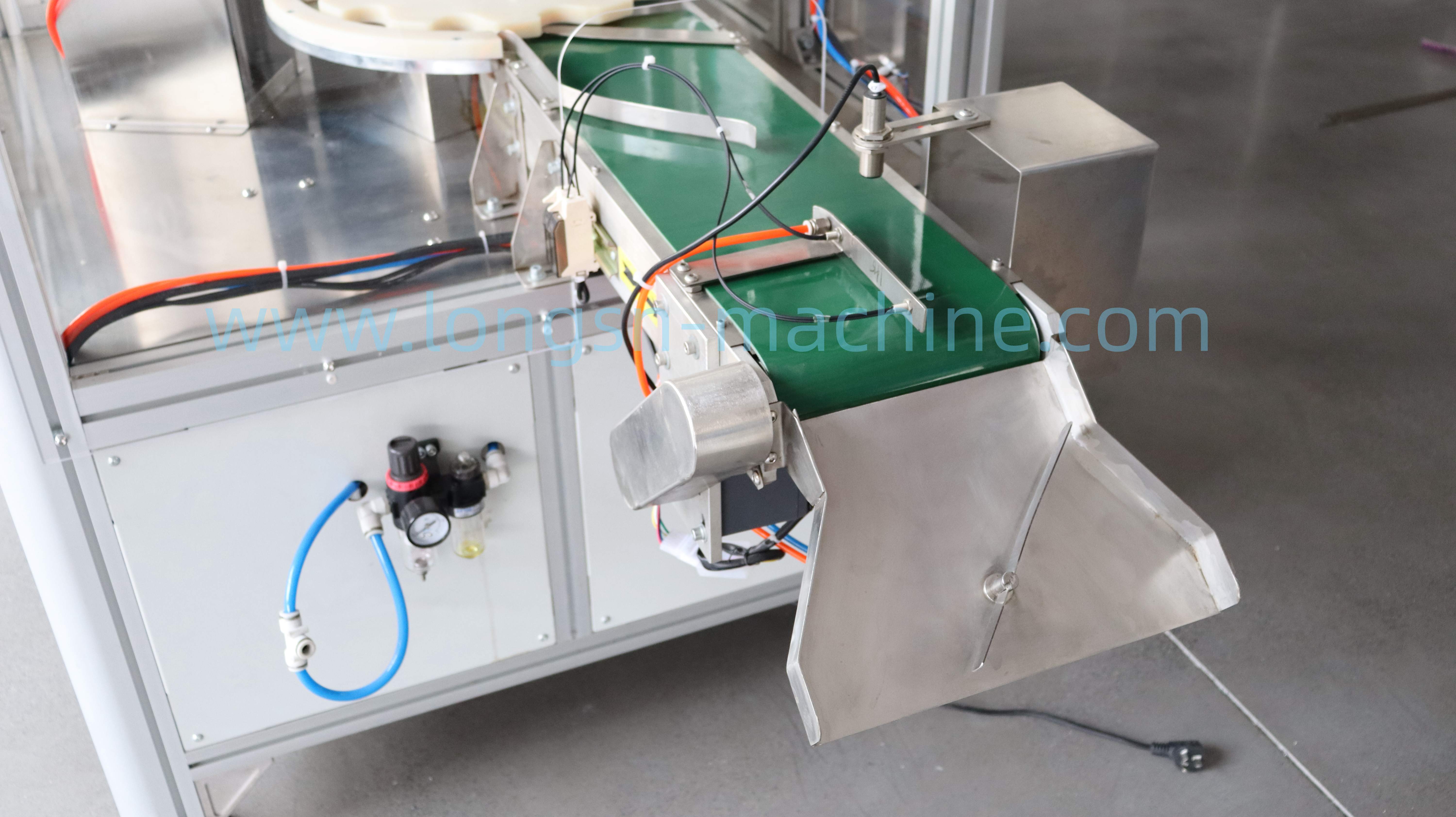 Şişe kapak astar makinesi