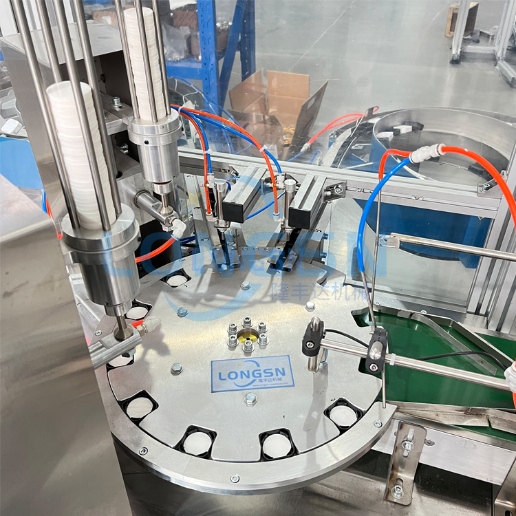 Otomatik Plastik Kare Kapak Sızdırmazlık Astarı Takma Makine Kapağı Astar Wadding Makinesi