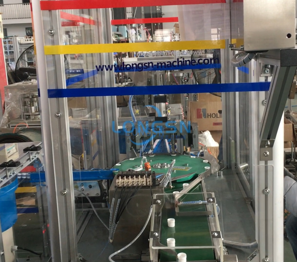 Otomatik Plastik Şişe Vidalı Kule/Spor Su Kapağı Kapak Grubu Kombinasyon Kapatma Makinesi