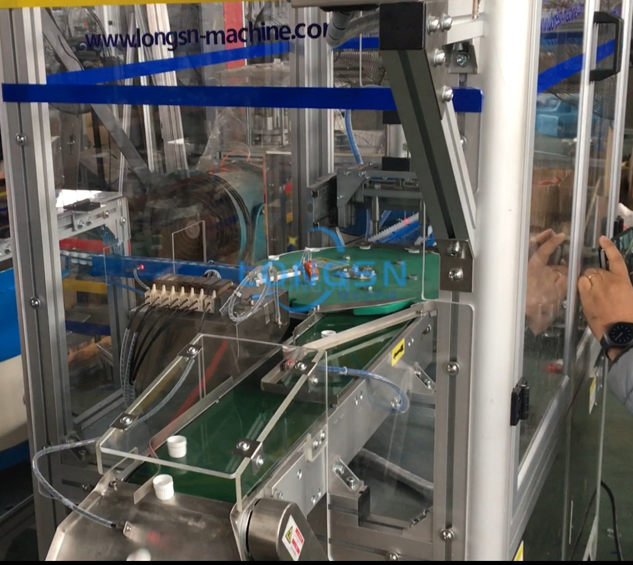 Otomatik Plastik Şişe Vidalı Kule/Spor Su Kapağı Kapak Grubu Kombinasyon Kapatma Makinesi
