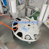 Otomatik Plastik 28mm 30mm Tıbbi Kimyasal Kapak Wadding Makinesi Kapağı Astar Ekleme Makinesi
